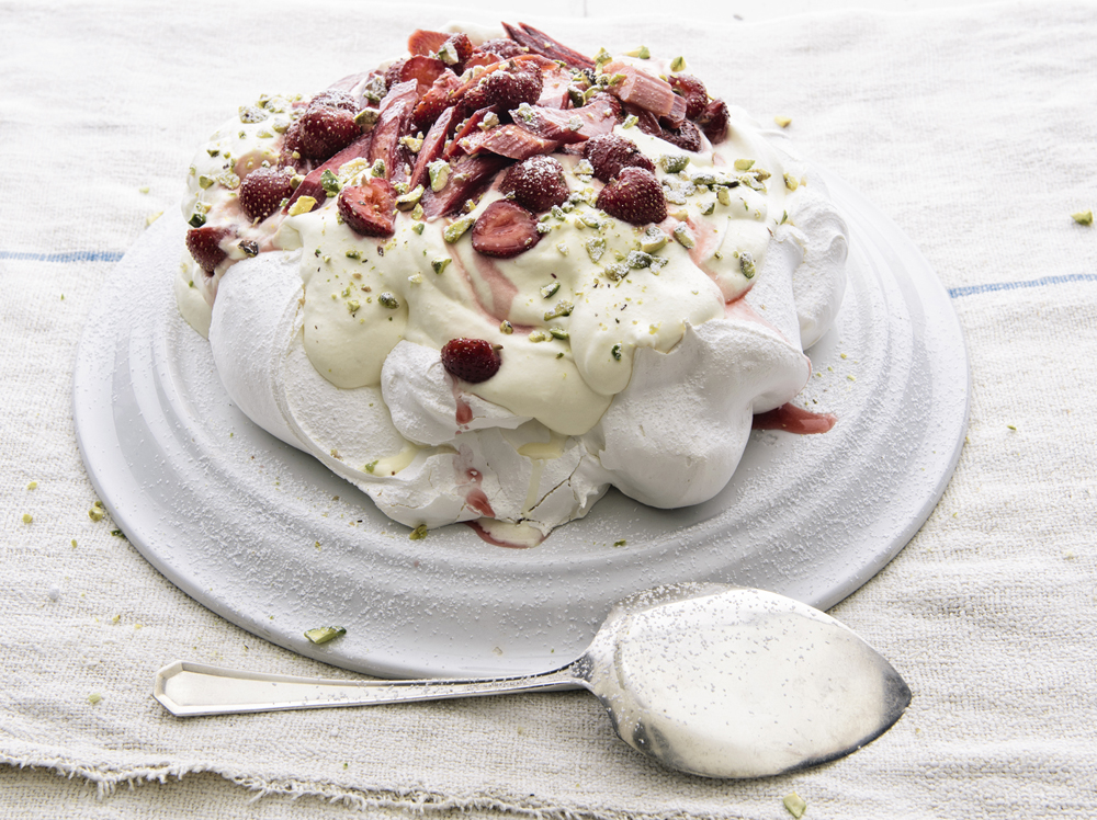 The Pavlova with Strawberries and Rhubarb That's Sure to Please